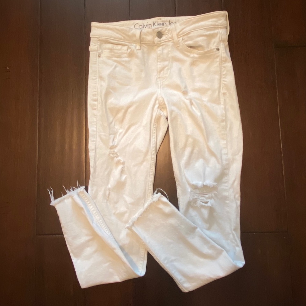Calvin Klein white distressed skinny jeans 🤩